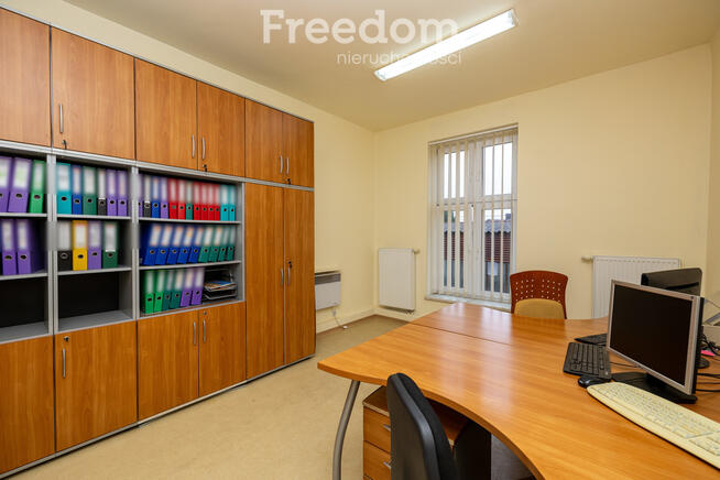 Obiekt przemysłowy z zapleczem biurowym i garażami