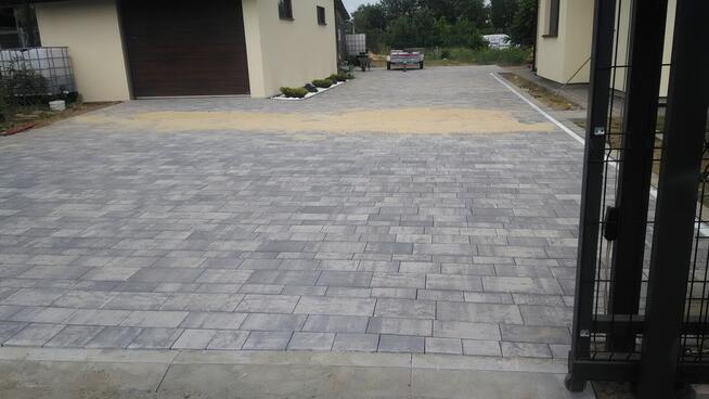 Układanie kostki brukowej, brukarstwo, minikoparka