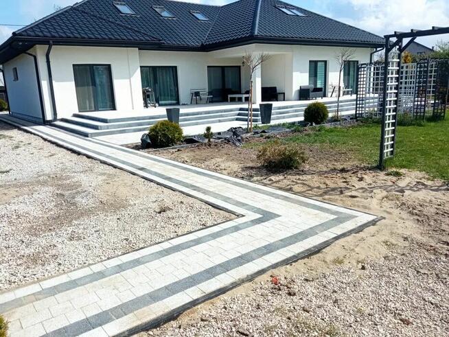 Układanie kostki brukowej, brukarstwo, minikoparka