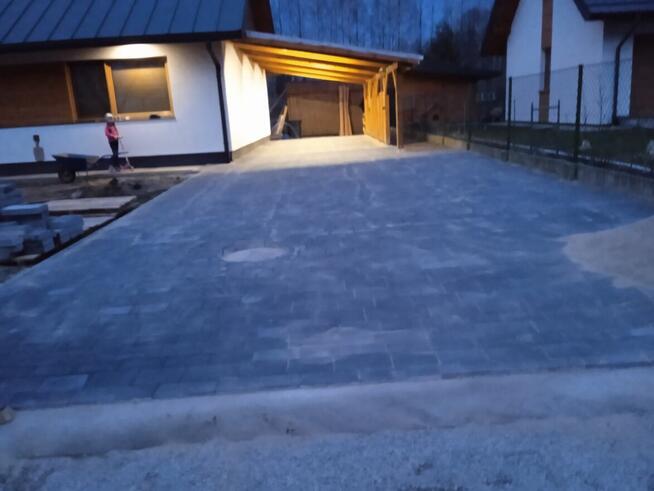 Układanie kostki brukowej, brukarstwo, minikoparka