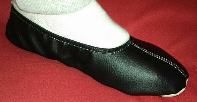 Nowe klasyczne kapcie w kolorze czarnym 41