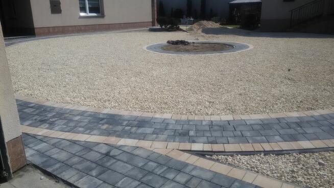 Układanie kostki brukowej, brukarstwo, minikoparka