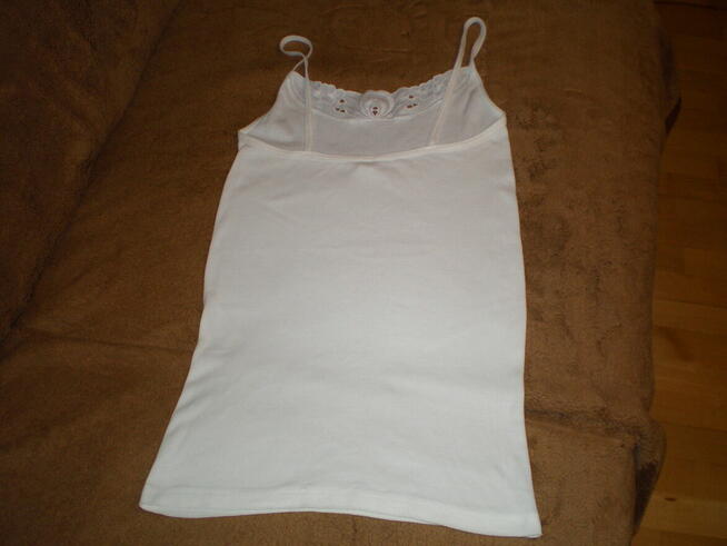 Podkoszulek damska wykonana z bawełny, w kolorze białym.