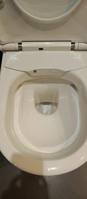 Koniec z papierem toaletowym? Zobacz, jak działa toaleta z f