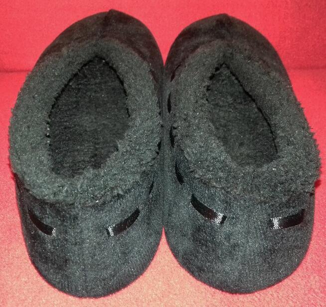 Klasyczne czarne kapcie 41 z aksamitu