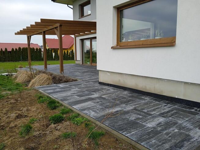 Układanie kostki brukowej, brukarstwo, minikoparka