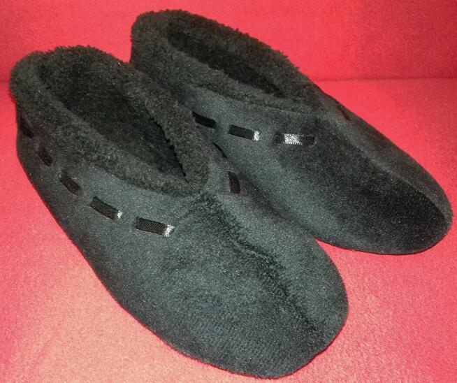 Klasyczne czarne kapcie 41 z aksamitu