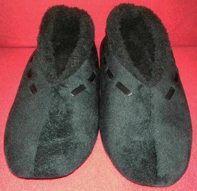 Klasyczne czarne kapcie.41 aksamit