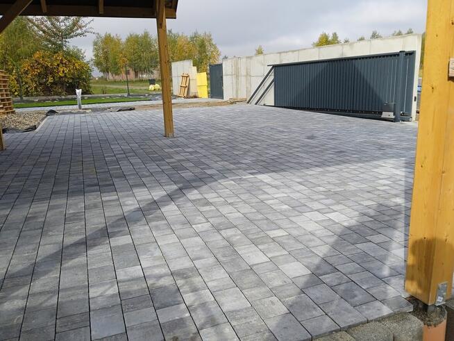 Układanie kostki brukowej, brukarstwo, minikoparka