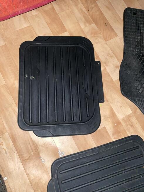 Dywaniki samochodowe gumowe