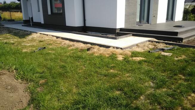 Układanie kostki brukowej, brukarstwo, minikoparka