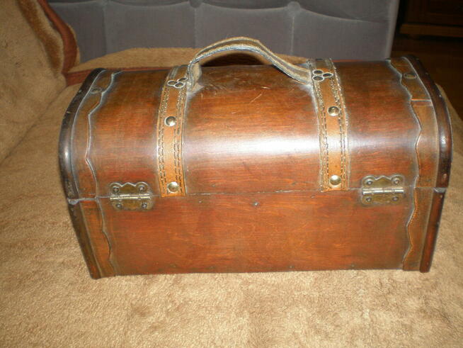 Sprzedam drewniany kuferek na alkohol, używany.