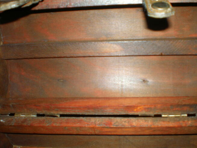 Sprzedam drewniany kuferek na alkohol, używany.