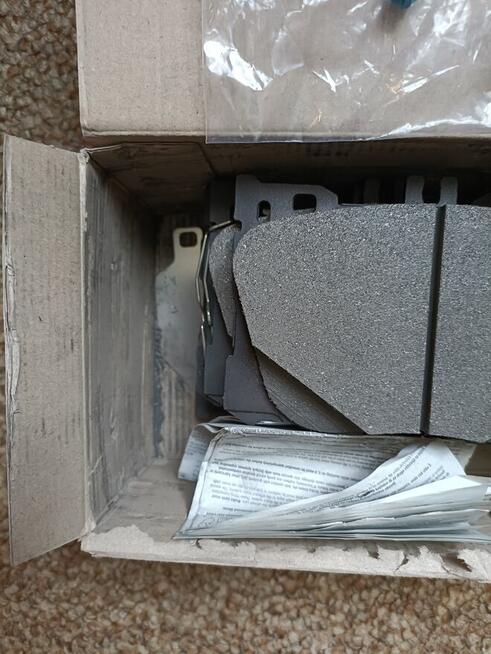 Przednie klocki hamulcowe i czujnik