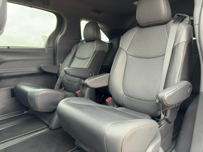 Toyota Sienna Bezwypadkowy / Drugi Właściciel / Tempomat / Szyberdach / FV Marża