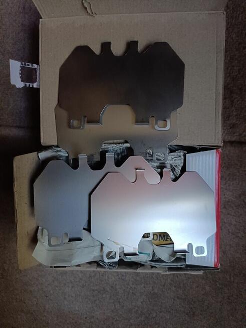 Przednie klocki hamulcowe i czujnik