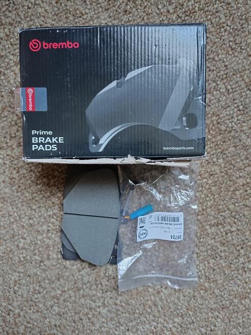 Przednie klocki hamulcowe i czujnik