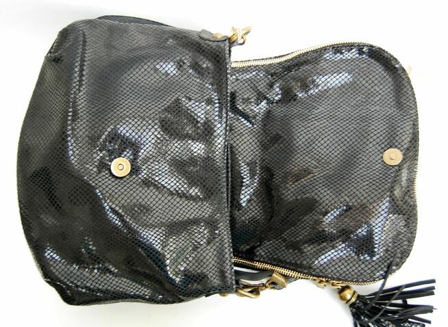 Włoska torebka na ramię, listonoszka, czarna skóra węża