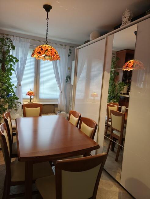 Stoł i sześć krzeseł