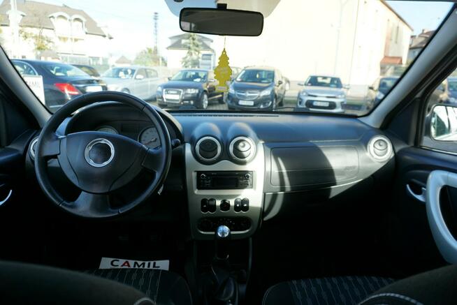 Dacia Logan z polskiego salonu w doinwestowanym stanie technicznym,