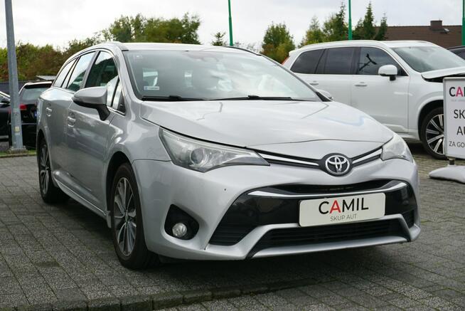 Toyota Avensis polski salon