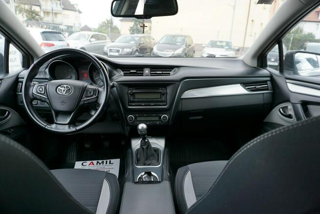 Toyota Avensis polski salon