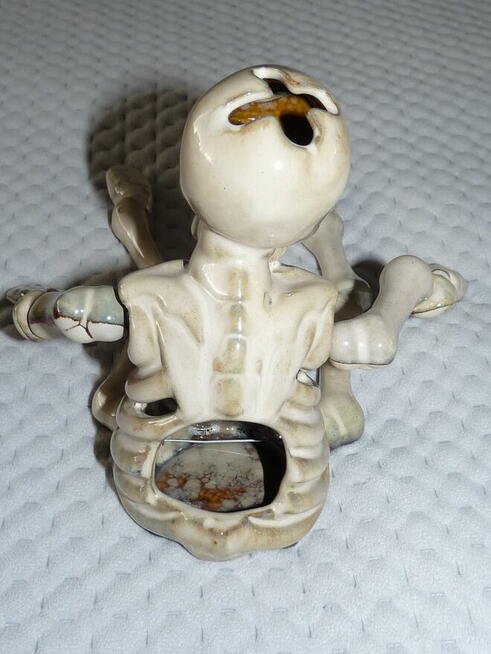 Ceramiczna lampka figurka kościotrupa
