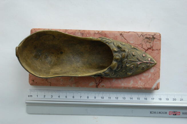 Barokowy but, popielniczka, mosiądz, różowy marmur, barok