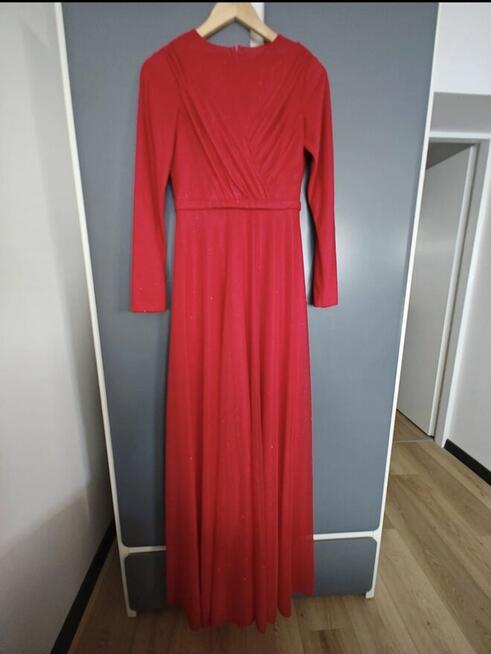 Długa czerwona sukienka
