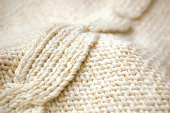 Poncho, ponczo damskie kremowobiałe, Portugalia wełna melanż