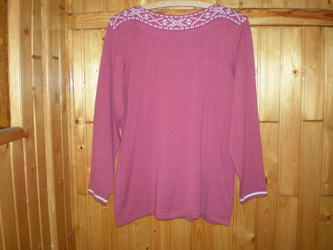 Sprzedam sweter damski, używany, stan dobry.