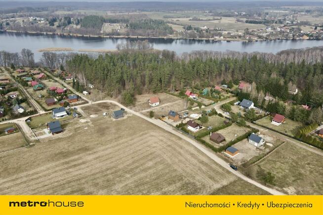 Działka rekreacyjna nad jeziorem blisko lasu.