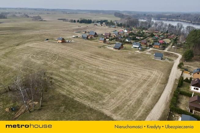 Działka rekreacyjna nad jeziorem blisko lasu.