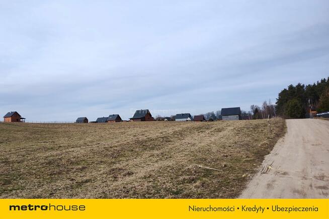 Działka rekreacyjna nad jeziorem blisko lasu.