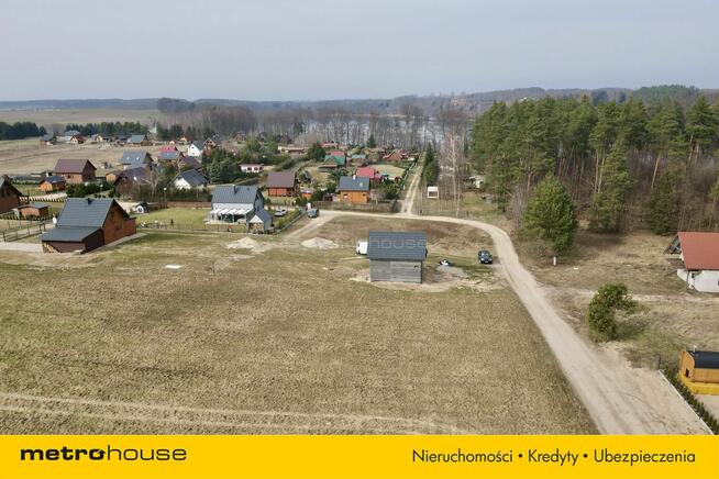 Działka rekreacyjna nad jeziorem blisko lasu.