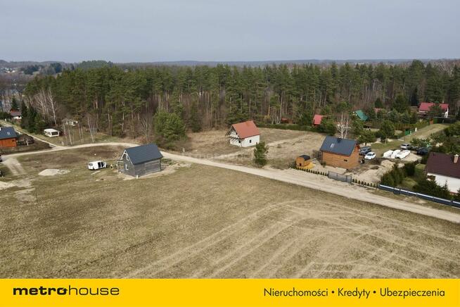 Działka rekreacyjna nad jeziorem blisko lasu.