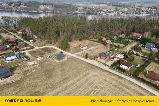 Działka rekreacyjna nad jeziorem blisko lasu.