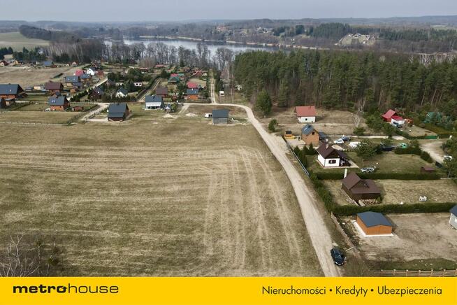 Działka rekreacyjna nad jeziorem blisko lasu.