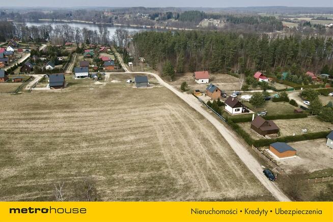Działka rekreacyjna nad jeziorem blisko lasu.