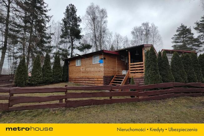 Domek rekreacyjny w lesie nad jeziorem Narie.