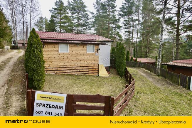 Domek rekreacyjny w lesie nad jeziorem Narie.