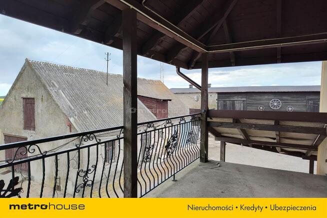 Dom z zabudowaniami gospodarczymi w Katlewie.