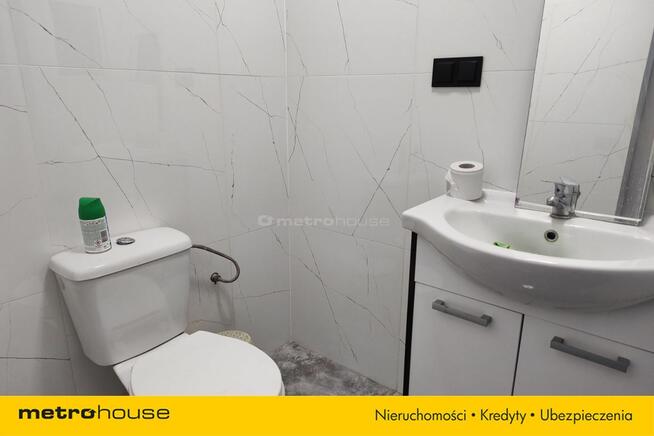 Dom z basenem w otoczeniu lasu w pobliżu jezior.