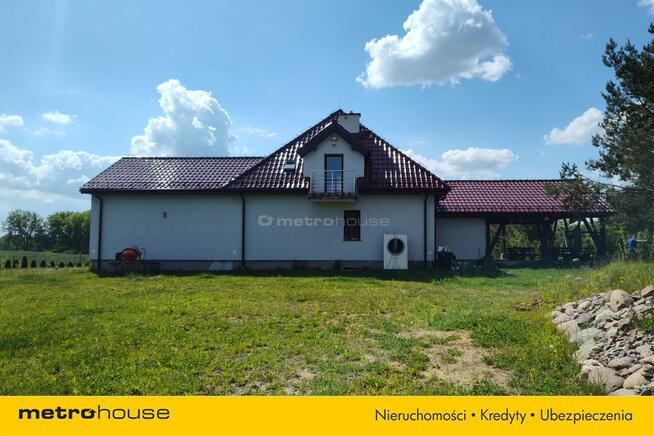 Dom z basenem w otoczeniu lasu w pobliżu jezior.