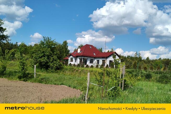 Dom z basenem w otoczeniu lasu w pobliżu jezior.