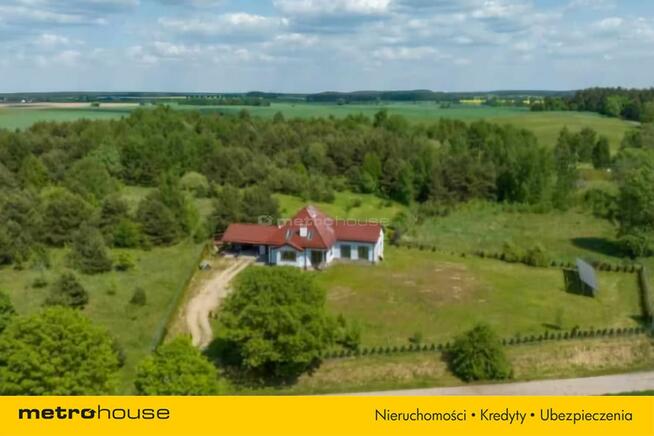 Dom z basenem w otoczeniu lasu w pobliżu jezior.