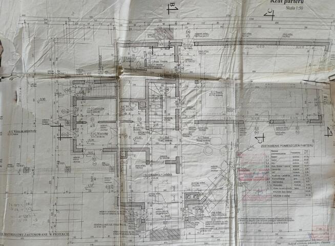 Dom z basenem w otoczeniu lasu w pobliżu jezior.