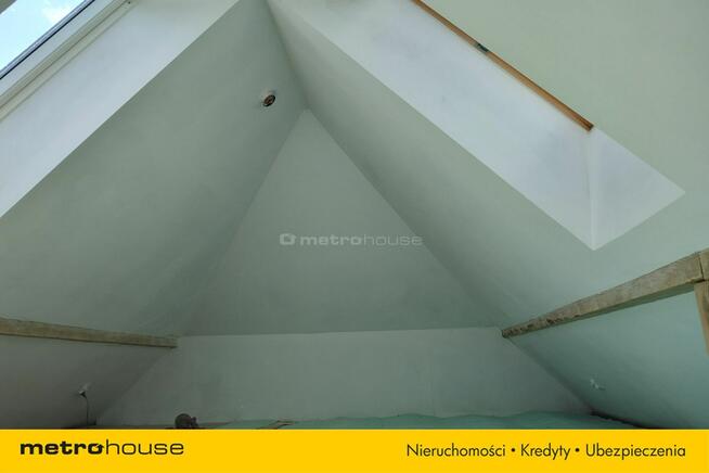 Dom z basenem w otoczeniu lasu w pobliżu jezior.