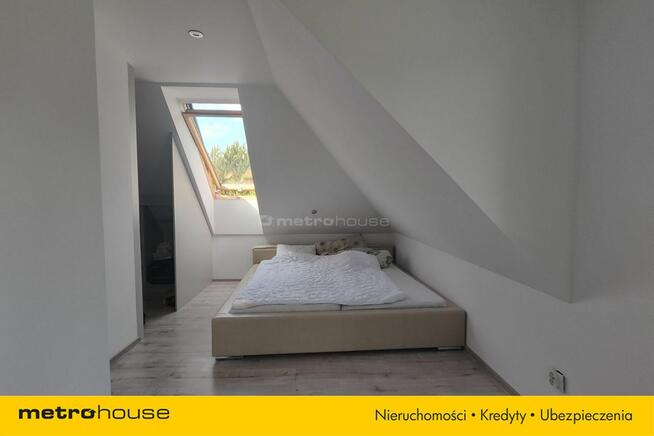 Dom z basenem w otoczeniu lasu w pobliżu jezior.