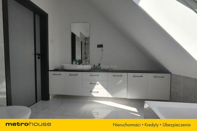 Dom z basenem w otoczeniu lasu w pobliżu jezior.